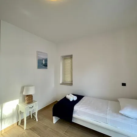 Frina I, Island Hvar