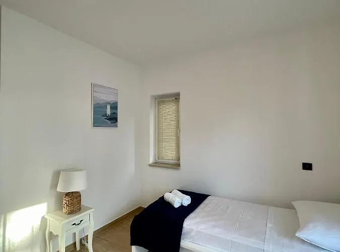Frina I, Island Hvar